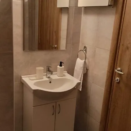 Summit Aptm , Parking In Garage