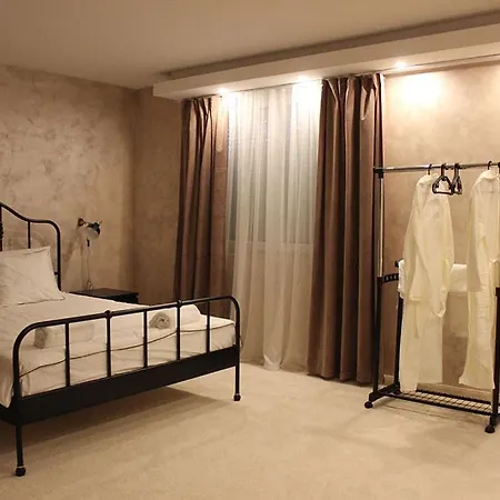 Luxury Parking In Garage Apartment *